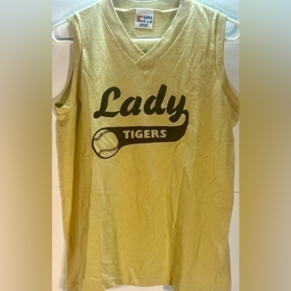 EAGLE USA 20 WOMEN SOFT BALL UNIFORMS IN EXCELLENT CONDITION SIZE S,M,L& XL